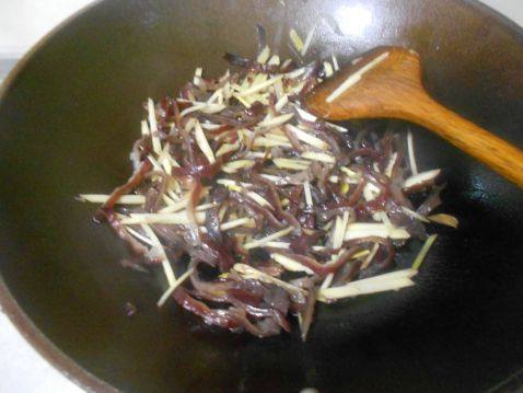 姜丝炒黑木耳步骤4