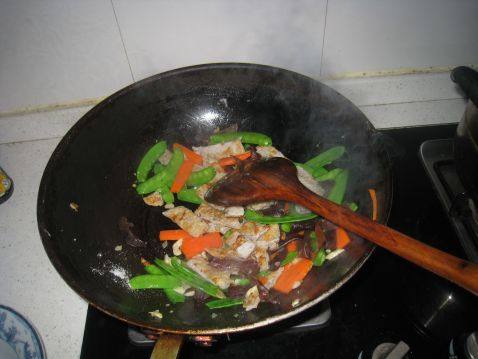 鱼滑炒鲜蔬步骤8