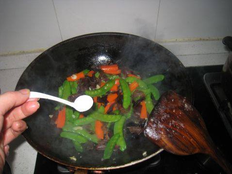 鱼滑炒鲜蔬步骤7