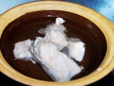 花生枸杞排骨煲步骤3