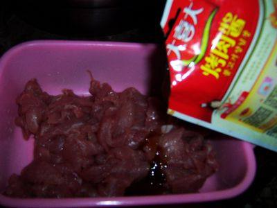 西芹洋葱肉片步骤2