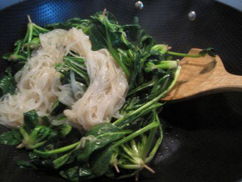 木耳菠菜炒粉丝步骤4