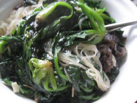 木耳菠菜炒粉丝步骤6