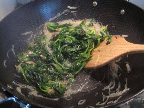 木耳菠菜炒粉丝步骤5