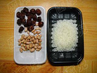 补血安神之红枣花生粥步骤1
