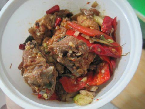 胡萝卜炒辣鸡步骤1