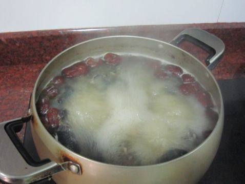 红枣北芪炖乌鸡步骤5