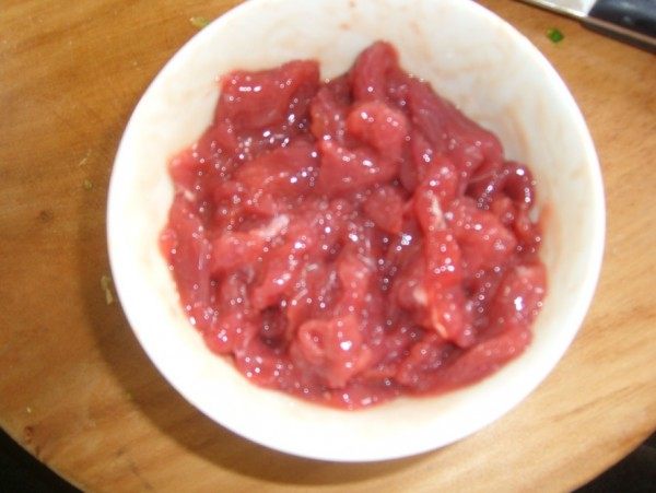 牛肉炒苦瓜步骤1