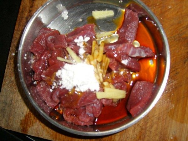 草菇炒牛肉步骤2