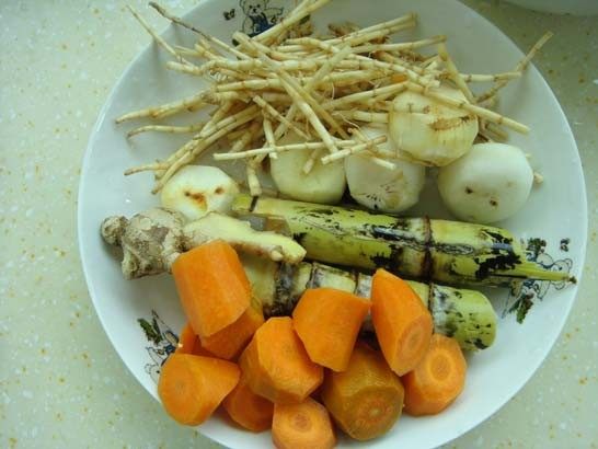 竹蔗茅根胡萝卜汤步骤1