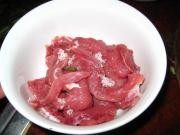牛肉炒韭苔步骤1