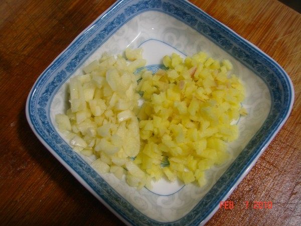 芹菜炒牛肉粒步骤2