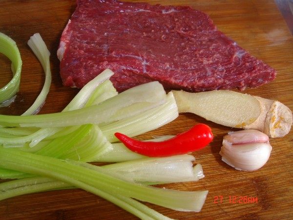 芹菜炒牛肉粒步骤1