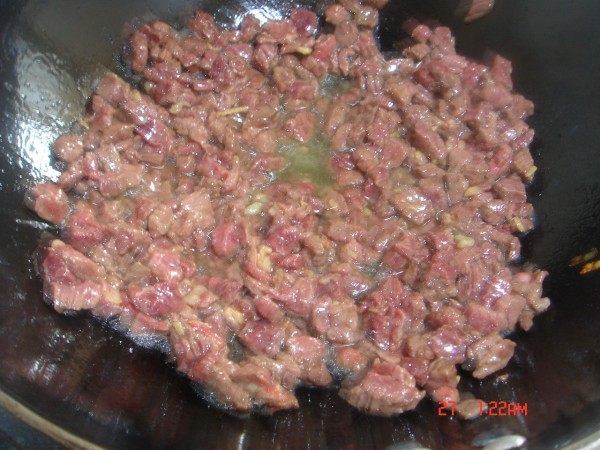 芹菜炒牛肉粒步骤6