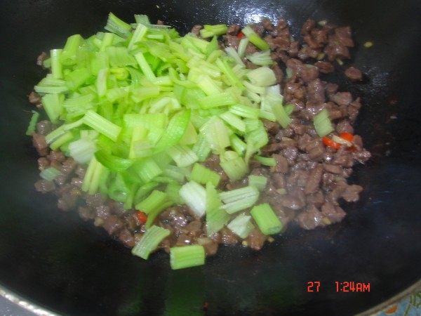 芹菜炒牛肉粒步骤8