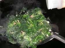 蒜香菠菜步骤5