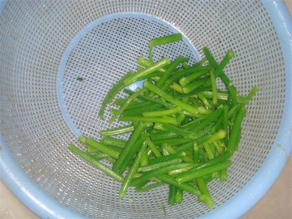 牛肉丝炒南瓜藤步骤1