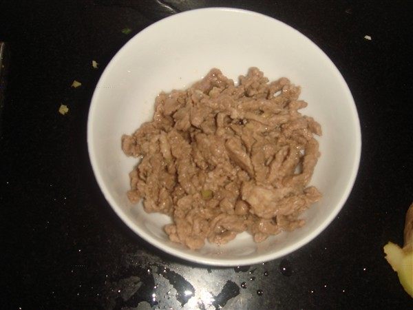牛肉丝炒南瓜藤步骤2