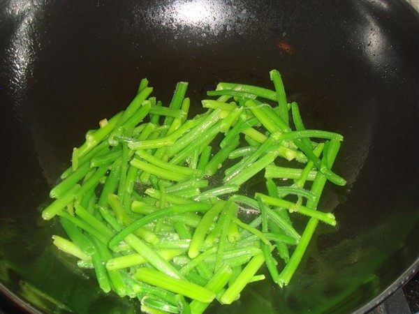 牛肉丝炒南瓜藤步骤3