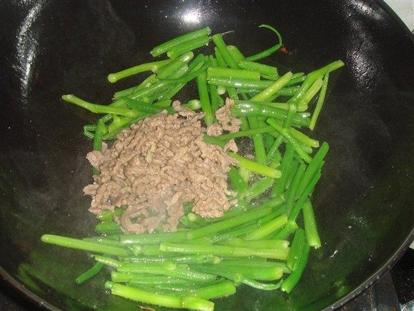 牛肉丝炒南瓜藤步骤4