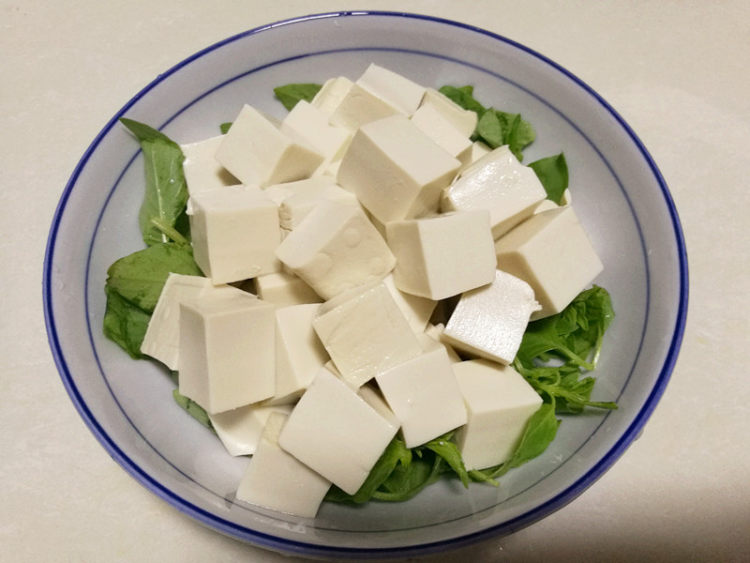 荆芥拌豆腐步骤3