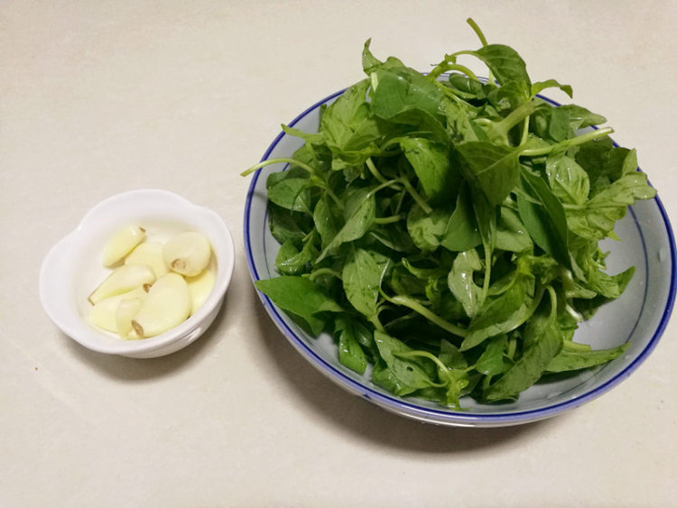 凉拌荆芥步骤1