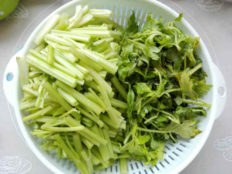 香芹炒肉丝步骤1
