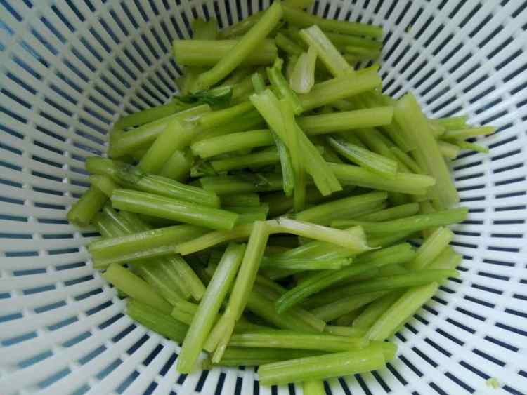 香芹炒肉丝步骤3