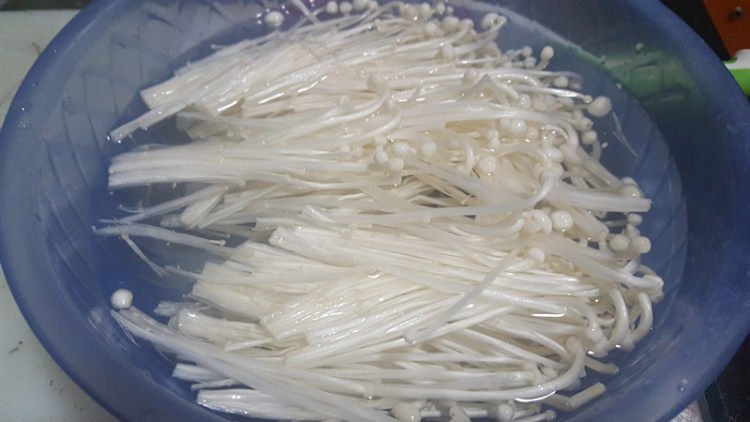 金针菇炒胡萝卜步骤2