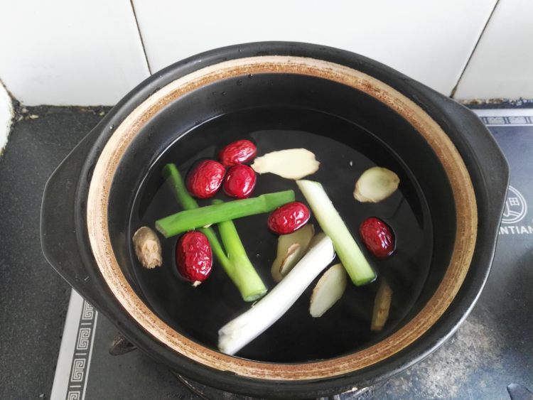 红枣山药乌鸡汤步骤3