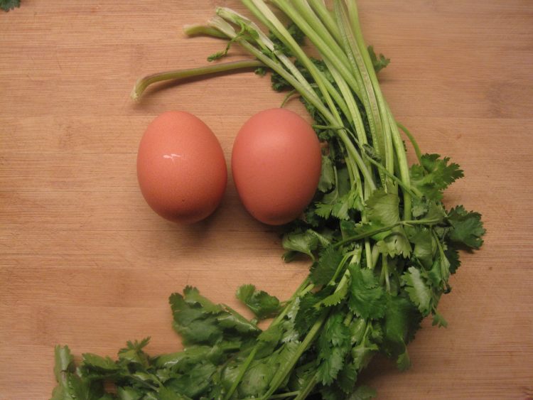 香菜炒鸡蛋步骤1