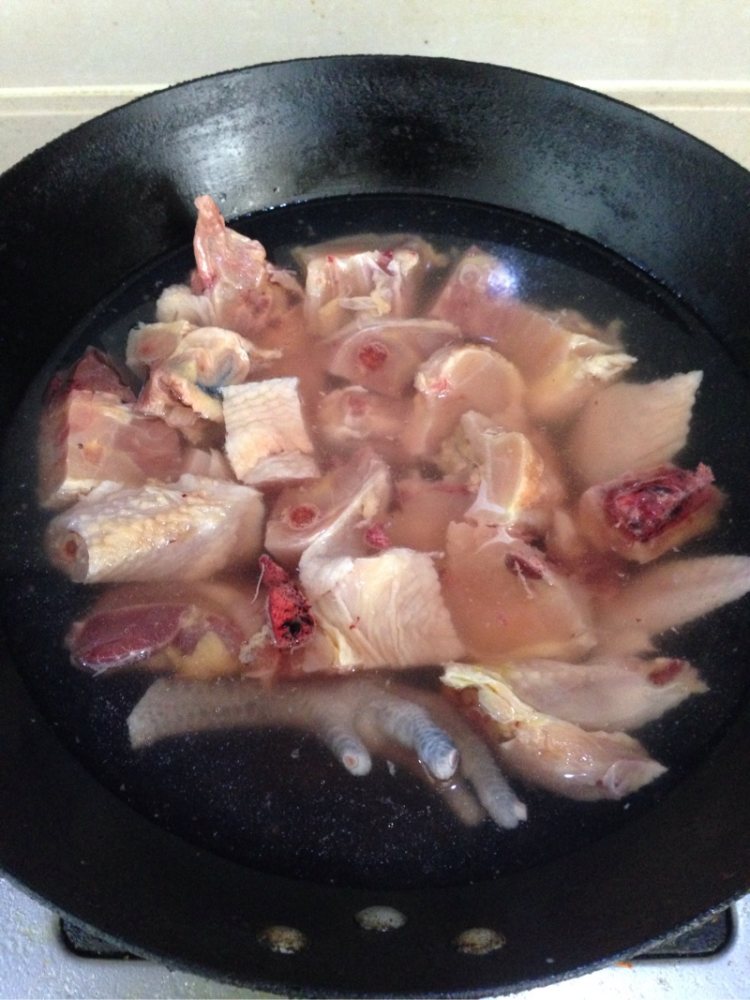 银耳莲子煲鸡汤步骤3