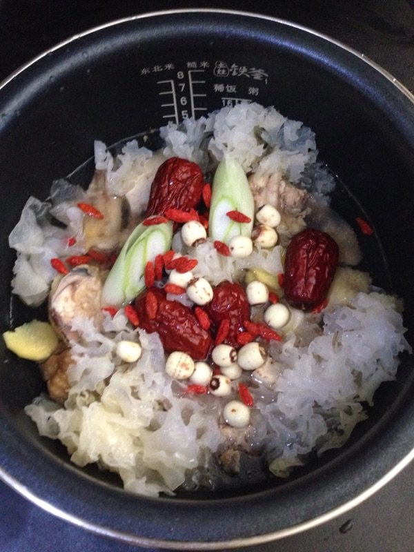 银耳莲子煲鸡汤步骤7