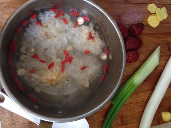 银耳莲子煲鸡汤步骤6