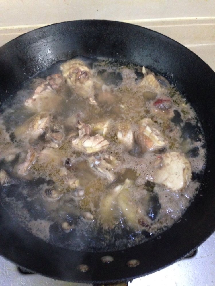 银耳莲子煲鸡汤步骤4