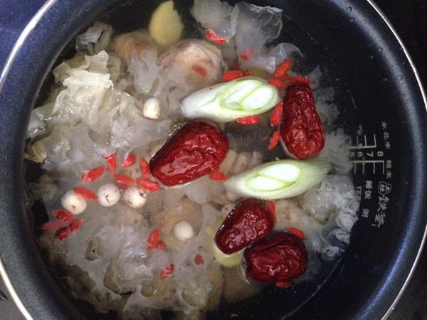 银耳莲子煲鸡汤步骤8