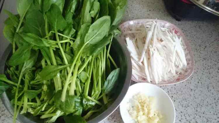 杏鲍菇炒菠菜步骤1