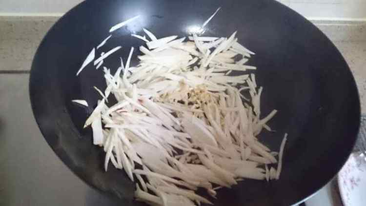 杏鲍菇炒菠菜步骤3