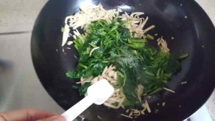 杏鲍菇炒菠菜步骤5