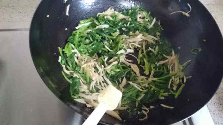 杏鲍菇炒菠菜步骤6