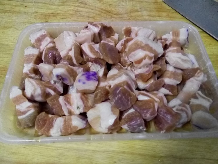 五花肉烧牛肝菌步骤1