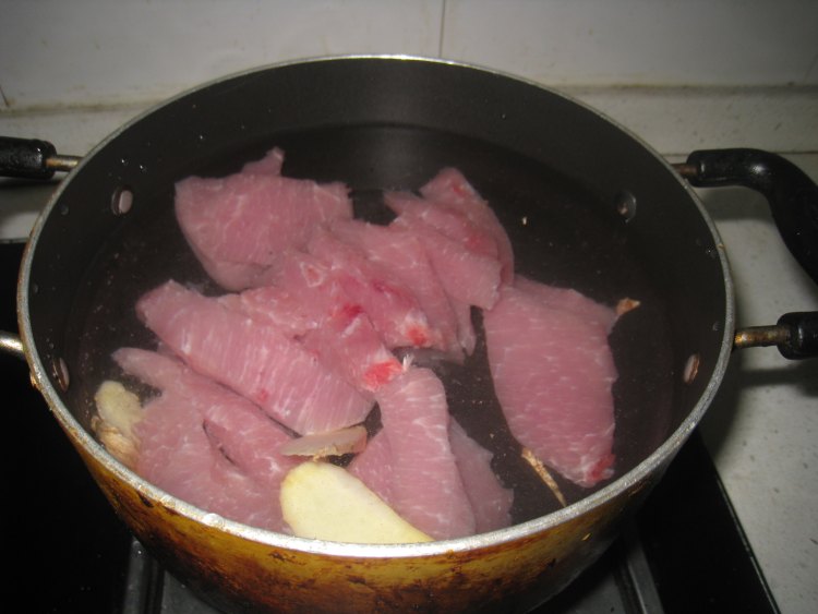 青橄榄雪梨炖瘦肉步骤2