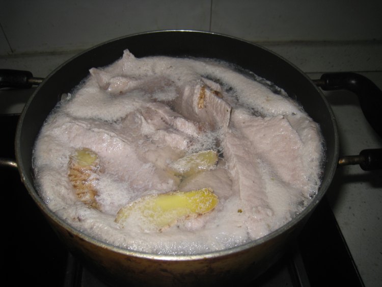 青橄榄雪梨炖瘦肉步骤3