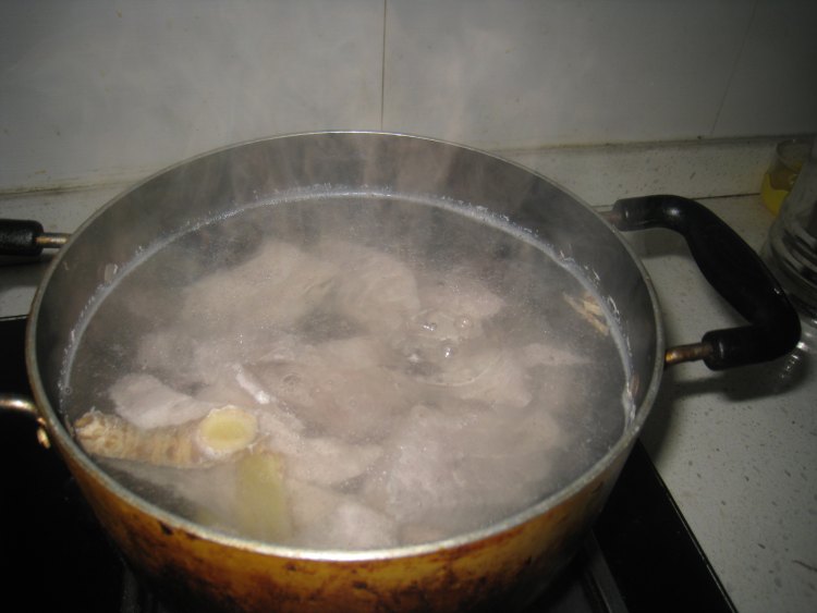 青橄榄雪梨炖瘦肉步骤4
