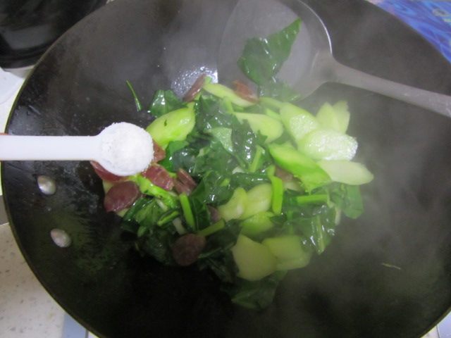 芥蓝炒香肠步骤6