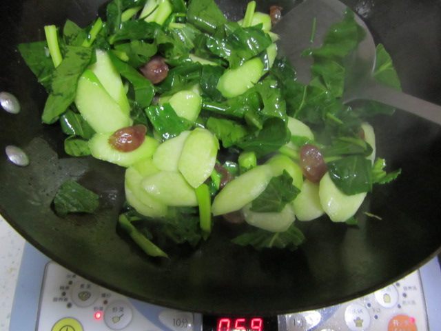 芥蓝炒香肠步骤5