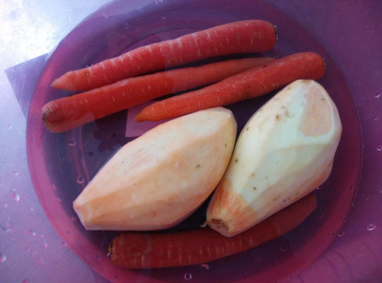 胡萝卜红薯玉米碴稀饭步骤1