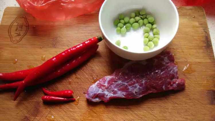 红椒牛肉盖饭步骤1
