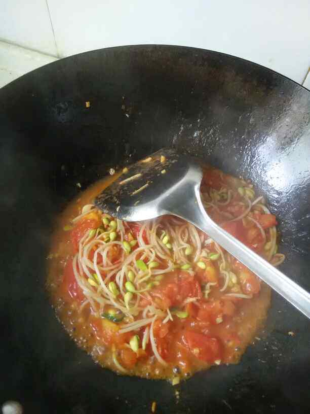 西红柿豆芽鸡蛋面步骤4