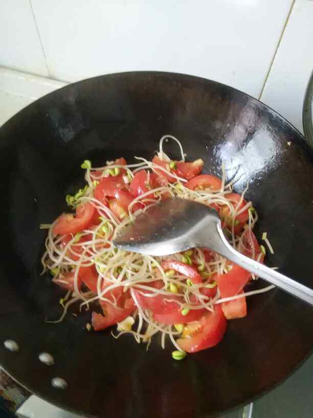 西红柿豆芽鸡蛋面步骤3